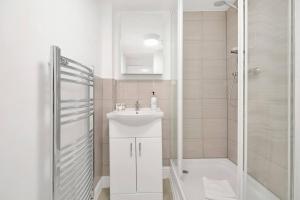 Stylish Soho Retreat 1-BR Urban Oasis