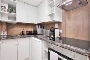 Stylish Soho Retreat 1-BR Urban Oasis