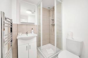 Stylish Soho Retreat 1-BR Urban Oasis