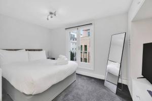 Stylish Soho Retreat 1-BR Urban Oasis