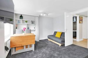 Stylish Soho Retreat 1-BR Urban Oasis