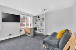 Stylish Soho Retreat 1-BR Urban Oasis