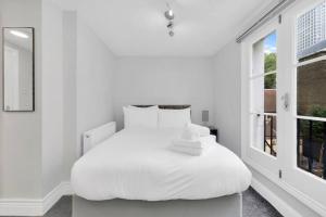 Stylish Soho Retreat 1-BR Urban Oasis