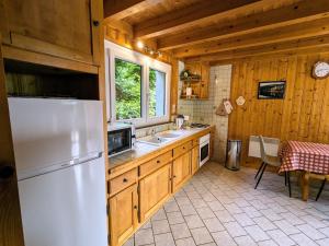 Maisons de vacances Chalet de Montagne Chaleureux avec Cheminee, Terrasse et Proche Ski - FR-1-589-2 : photos des chambres
