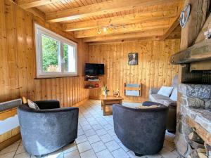Maisons de vacances Chalet de Montagne Chaleureux avec Cheminee, Terrasse et Proche Ski - FR-1-589-2 : photos des chambres
