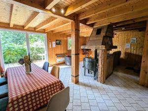 Maisons de vacances Chalet de Montagne Chaleureux avec Cheminee, Terrasse et Proche Ski - FR-1-589-2 : photos des chambres