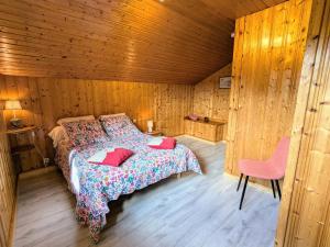 Maisons de vacances Chalet de Montagne Chaleureux avec Cheminee, Terrasse et Proche Ski - FR-1-589-2 : photos des chambres