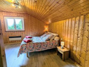 Maisons de vacances Chalet de Montagne Chaleureux avec Cheminee, Terrasse et Proche Ski - FR-1-589-2 : photos des chambres