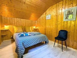 Maisons de vacances Chalet de Montagne Chaleureux avec Cheminee, Terrasse et Proche Ski - FR-1-589-2 : photos des chambres