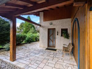 Maisons de vacances Chalet de Montagne Chaleureux avec Cheminee, Terrasse et Proche Ski - FR-1-589-2 : photos des chambres
