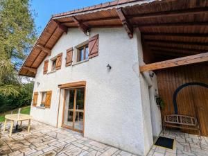Maisons de vacances Chalet de Montagne Chaleureux avec Cheminee, Terrasse et Proche Ski - FR-1-589-2 : photos des chambres