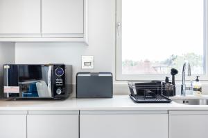 Modern 3 Bedroom House With Balconies & Parking