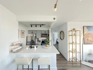 Luxury 2BR - Elevator-Gym-Laundry-10 Min to NYC