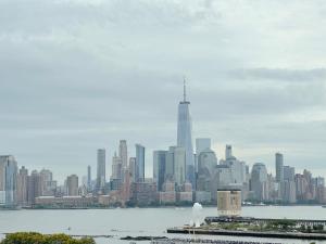 Luxury 2BR - Elevator-Gym-Laundry-10 Min to NYC