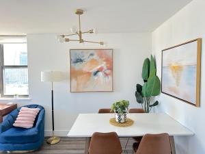 Luxury 2BR - Elevator-Gym-Laundry-10 Min to NYC