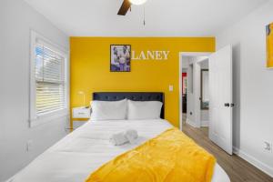 Half Off Prices! 2 Miles to Downtown Front Street! Free Parking!