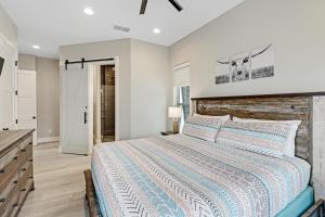 No Shower Happy Hour 215 LAU