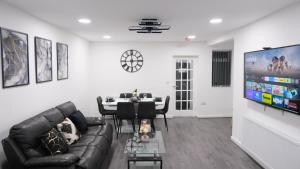 Manchester Entire House 3-Bedrooms-Sleeps5-Parking