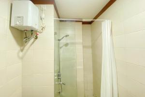 Comfy and Minimalist 1BR Apartment at Woodland Park Residence By Travelio