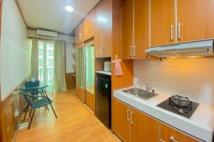 Comfy and Minimalist 1BR Apartment at Woodland Park Residence By Travelio