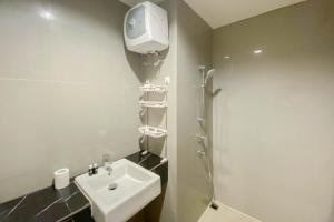 Minimalist Studio at West Vista Apartment By Travelio