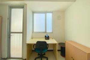 Minimalist and Comfy Studio Room Maple Park Sunter Apartment By Travelio