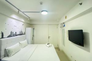 Modern Design and Cozy Studio at Bassura City Apartment By Travelio