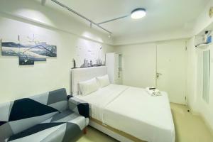 Modern Design and Cozy Studio at Bassura City Apartment By Travelio