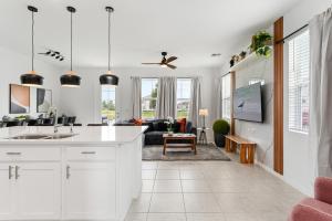 Resort retreat home w BBQ grill & game room EVE104