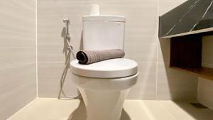 Cozy Living and Warm Studio Apartment at West Vista By Travelio