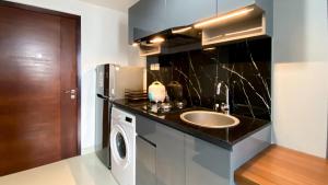 Cozy Living and Warm Studio Apartment at West Vista By Travelio