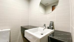 Cozy Living and Warm Studio Apartment at West Vista By Travelio