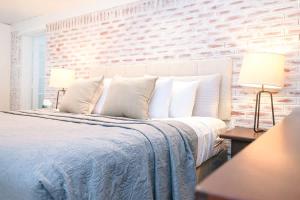 StylishAptWtrGrdnOppLake&Prk&Yrd