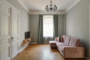 Modern apartment in historical building with car parking!