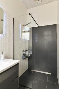 Modern apartment in historical building with car parking!