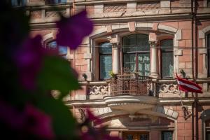 Modern apartment in historical building with car parking!