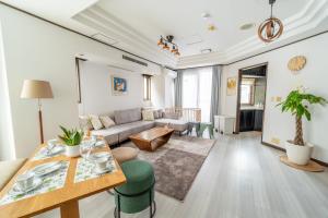 SWEET HOUSE 105 square meters of single floor space 15 minutes on foot to Shinsaibashi Dotonbori 30 minutes to USJ 7 minutes to Umeda