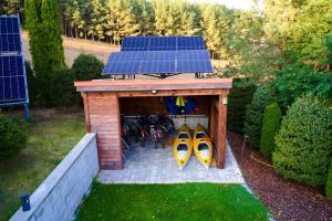 Dom na wzgórzu z widokiem na jezioro z balią i sauną