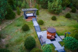 Dom na wzgórzu z widokiem na jezioro z balią i sauną