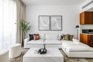 1BR in Le Pont Private Beach Access