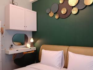 Warm and Homey Studio at Vida View Makassar Apartment By Travelio