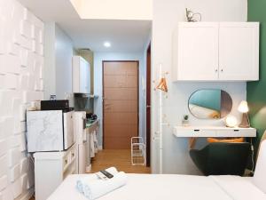 Warm and Homey Studio at Vida View Makassar Apartment By Travelio