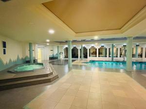 Ático dúplex, con piscina privada, jacuzzi y gimnasio