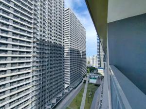 1BR Condotel with Balcony at FAME Residences #FM53