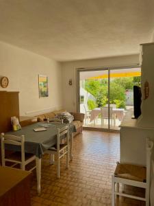 LES PINEDES - Un jardin fleuri à côté de la plage