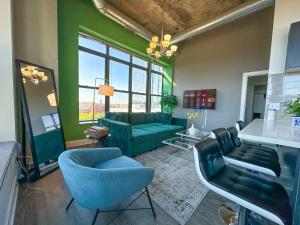 Luxury 2BR Suite with Optional Parking and Gym access Near McCormick Place and Soldier Field