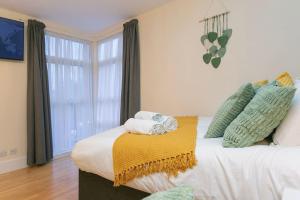 Trendy 1BR in West Kensington -opposite Station