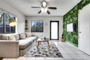 New 2Bedroom 2Bath House with Private Backyard & Jacuzzi - Westchester