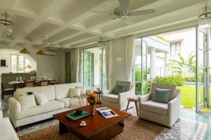 La Rozalia, Exquisite 4 BHK Villas with Large Pool, Garden, Dedicated Caretaker, Terrace, 2 mins from the famous Dear Zindagi Road by The Blue Kite