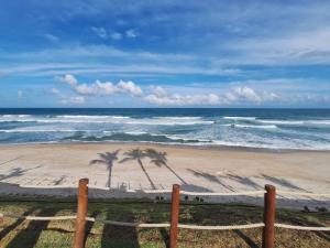 Condomínio Exclusivo à Beira MAR - CASA de 04 quartos com piscina e churrasqueira